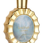 El eau de parfum Lattafa Victoria esconde un dulzor elegante con una chispa juguetona. Esta fragancia unisex combina un frescor cítrico, unas suaves notas florales y la cálida vainilla en una composición armoniosa que te fascinará en cuanto la pruebes. Durante el día desprenderá su ligereza y, por la noche, acariciará tus sentidos con su dulce profundidad.